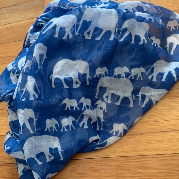 Elephant Loop Scarf - Picture 2 of 4